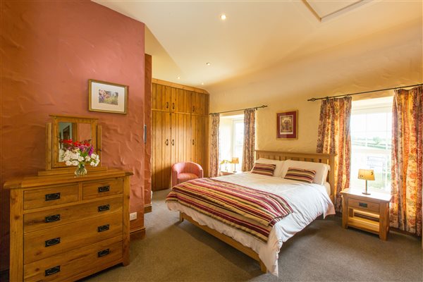 Master bedroom with en-suite shower room in Croft House